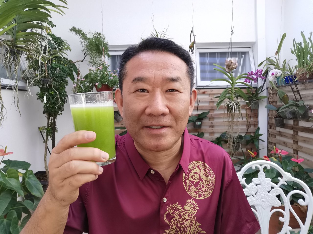 Peter Liu tomando suco de abobrinha